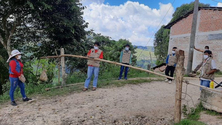 Rondas Campesinas de Luya Amazonas durante jornada de control en una tranquera antes de ser contagiados por el covid-19. Foto César Estrada.