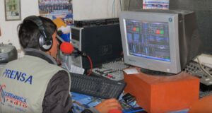 César Estrada conduciendo su programa periodístico 2010.