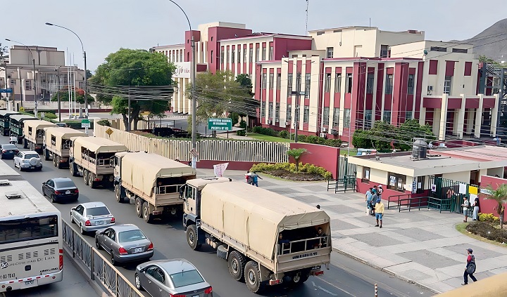 Camiones portatropas en las afueras de la UNI