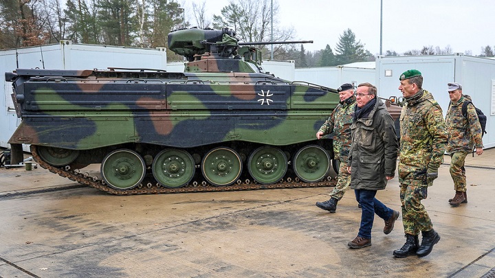 Boris Pistorius, junto a un vehículo de combate de infantería tipo Marder en Munster.