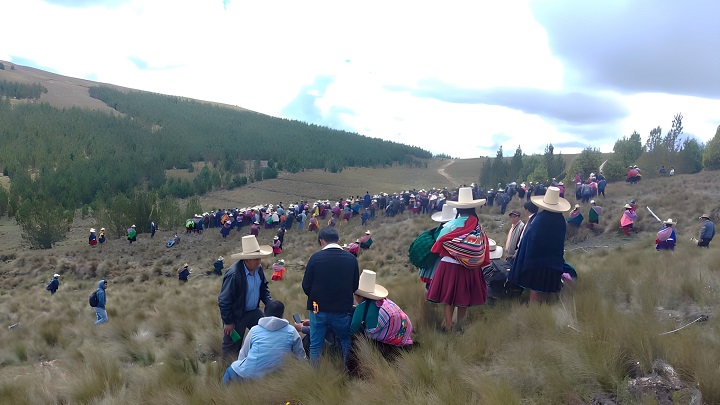 Pobladores en cerro Colpayoc.